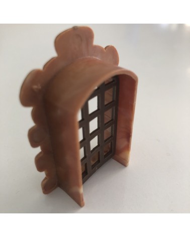 Porta marrone chiaro di linee