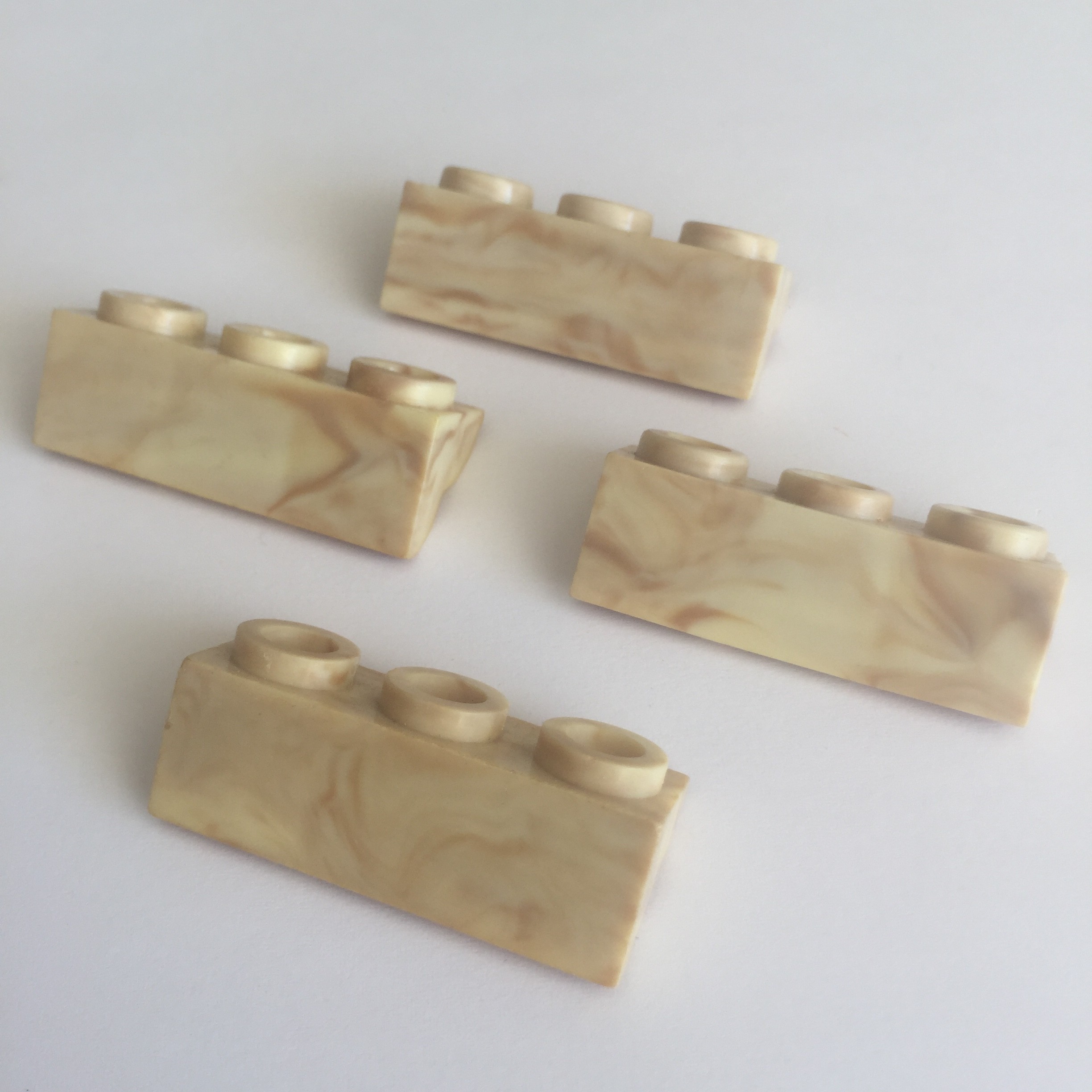 Lines 3-point cornice (4 units)