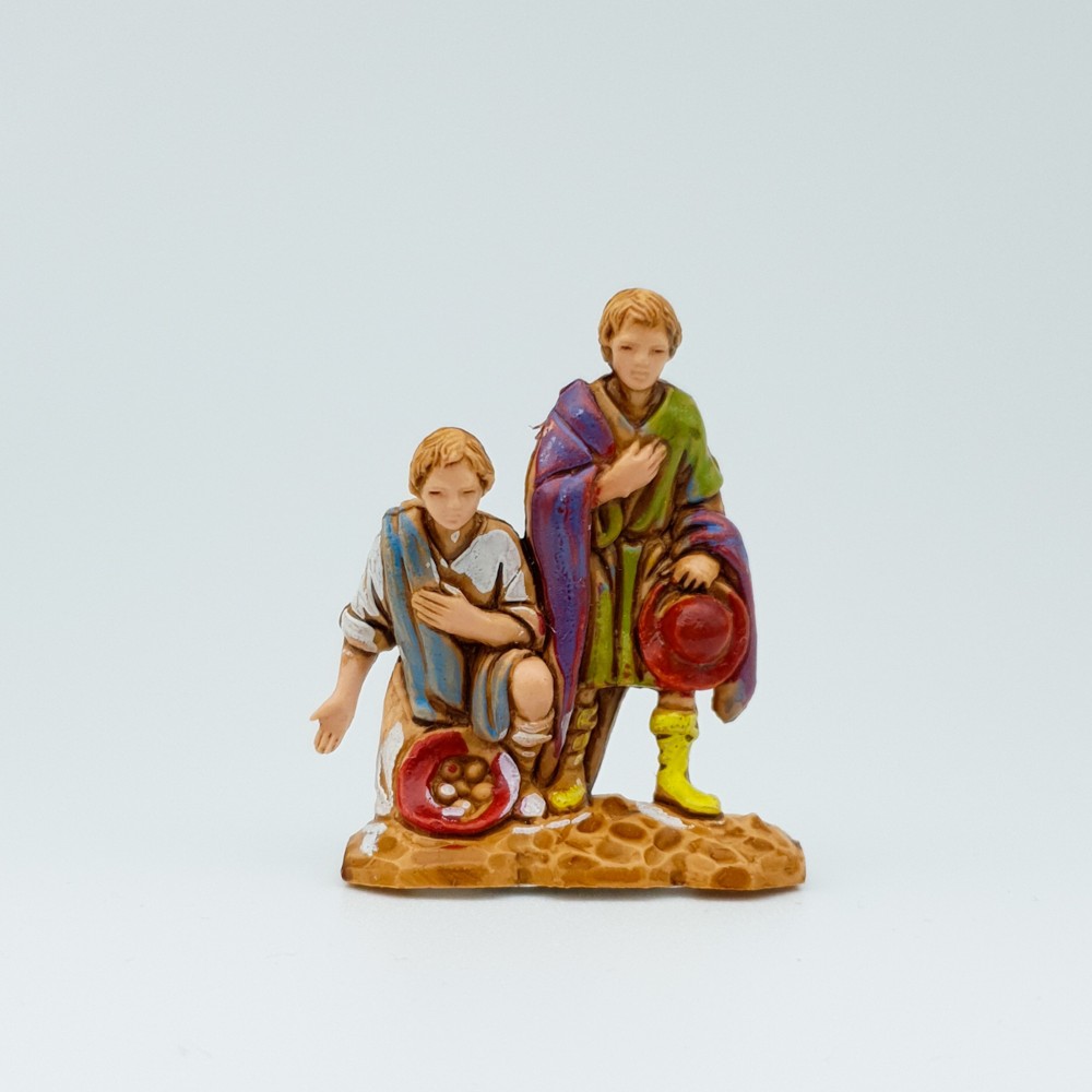 Figure Garçons en offrant la miniature pour le diorama