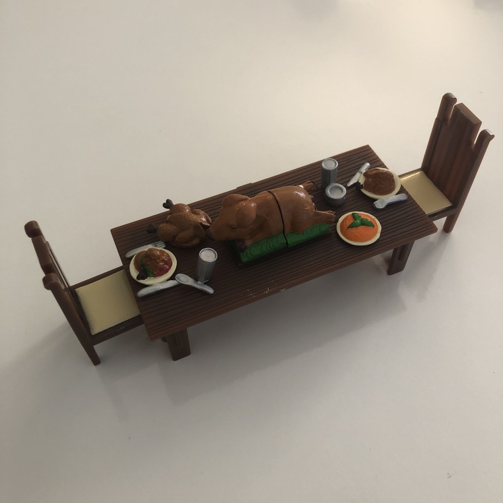 Tischset und Stühle mit N-Food