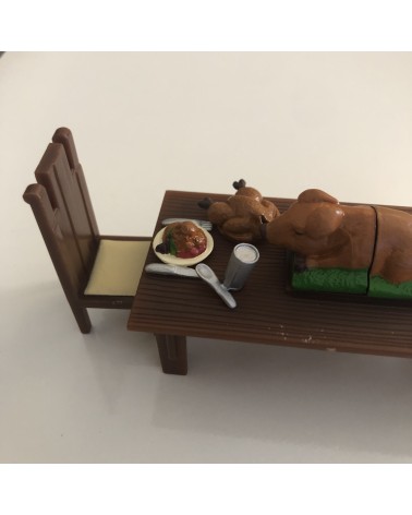 Tischset und Stühle mit N-Food