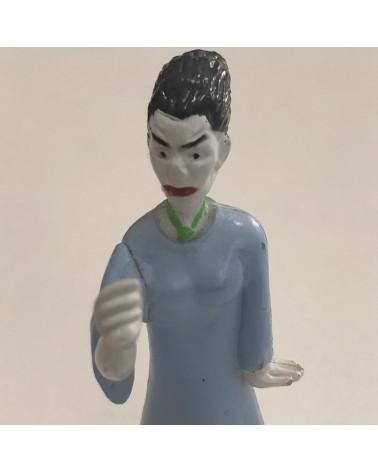 Femme en robe bleue