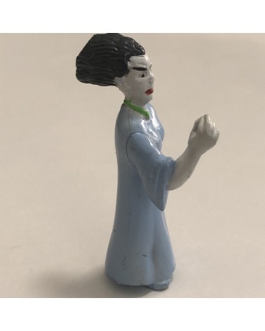 Mujer con vestido azul