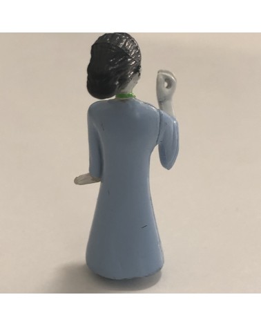 Frau im blauen Kleid