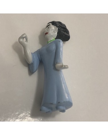Mujer con vestido azul