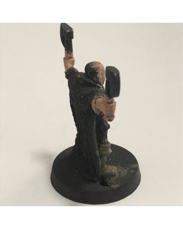 Soldat mit zwei MM Äxten