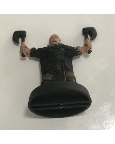 Soldat mit zwei MM Äxten