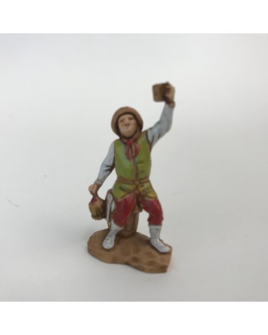 Uomo figura con birra seduta in barile Miniatura per diorama