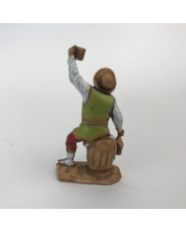 Figur Mann mit Bier auf Fass sitzend Miniatur für Diorama